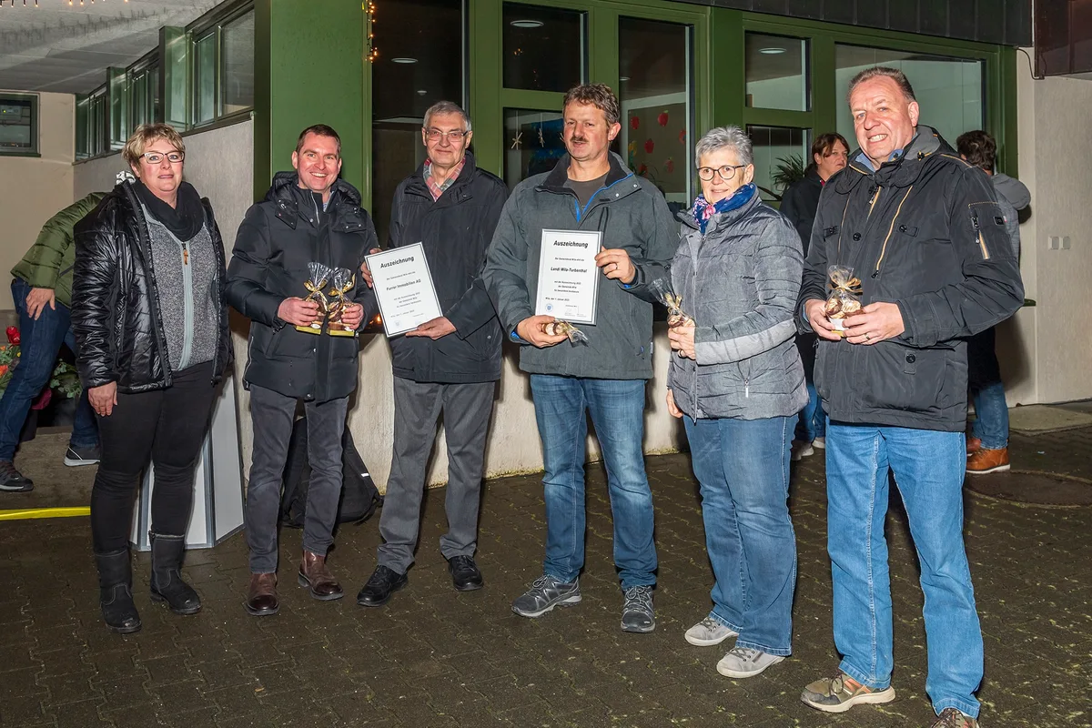 Man sieht eine Gruppe von Menschen am Neujahrsempfang in Wila.