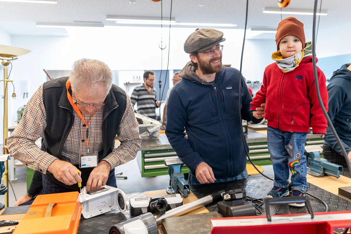 Enea aus Schalchen ist zuhause für das Auseinanderschrauben zuständig. Hier schaut er wie man es wieder zusammenschraubt. Jeden ersten Samstag im Monat wird die Oberstufen-Schul-Werkstatt in Turbenthal zum Repair-Café.