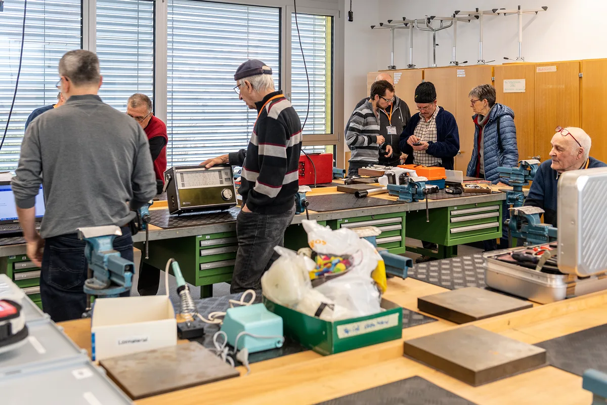 Jeden ersten Samstag im Monat ist beim Repair-Café in der Oberstufenwerkstatt Hochbetrieb. Jeden ersten Samstag im Monat wird die Oberstufen-Schul-Werkstatt in Turbenthal zum Repair-Café.