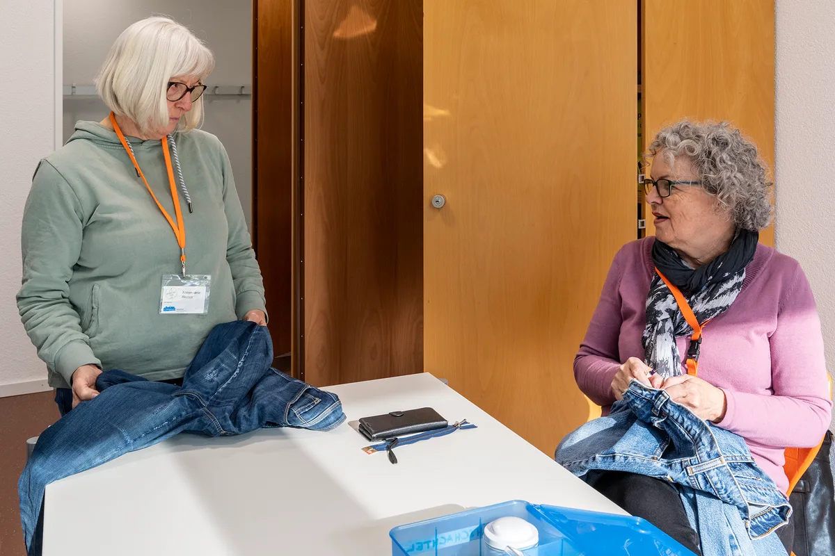 Elisabeth de Nando und Annemarie Akeret sind auf Textilreparaturen spezialisiert. Da hat man auch immer Zeit für einen Schwatz. Jeden ersten Samstag im Monat wird die Oberstufen-Schul-Werkstatt in Turbenthal zum Repair-Café.