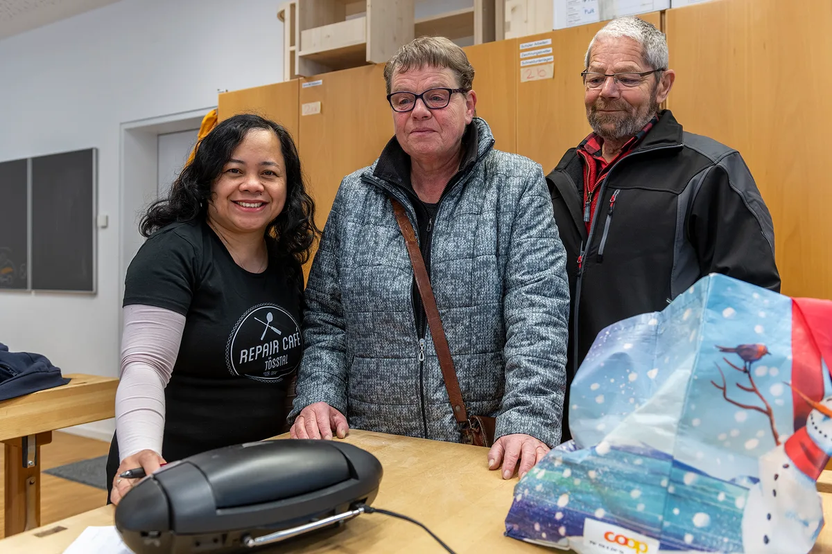 Herr und Frau Büchi aus Seelmatten bei der Reparaturannahme. Der CD Player bekommt die Nummer 621. Jeden ersten Samstag im Monat wird die Oberstufen-Schul-Werkstatt in Turbenthal zum Repair-Café.