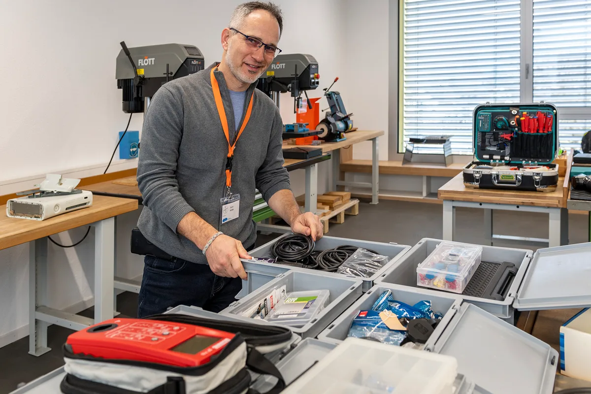 Sven Keller zeigt das stetig wachsende Sammelsurium an Spezialwerkzeugen. Jeden ersten Samstag im Monat wird die Oberstufen-Schul-Werkstatt in Turbenthal zum Repair-Café.