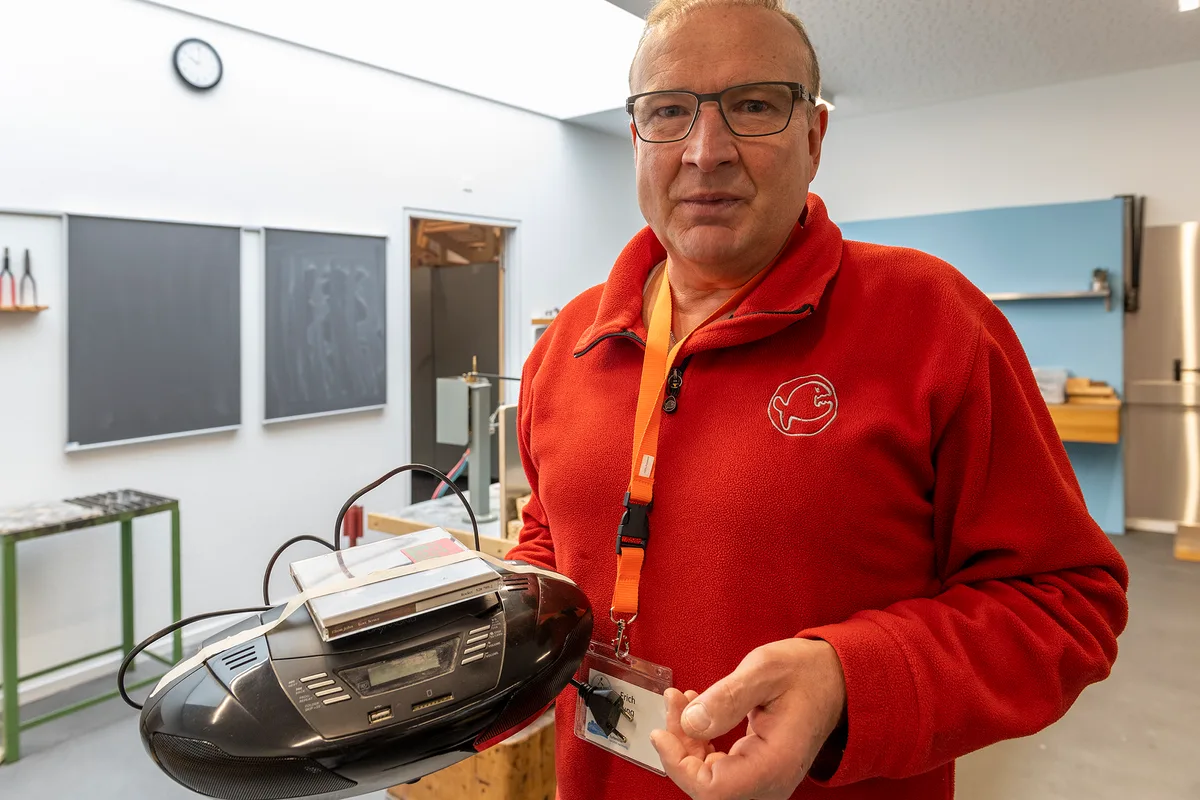 Erich Jung bringt Reparatur Nr. 621 in das Warte-Gestell. Jeden ersten Samstag im Monat wird die Oberstufen-Schul-Werkstatt in Turbenthal zum Repair-Café.