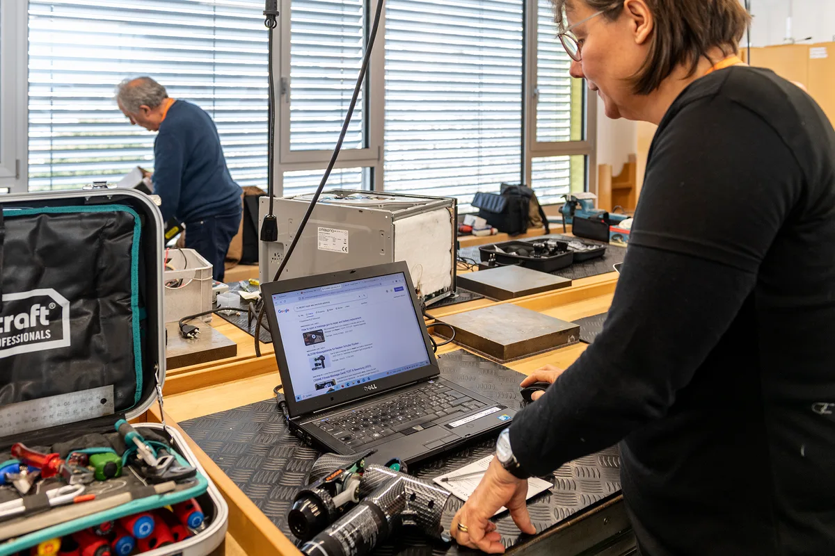 Ewa Raznikiewicz ist Ingenieurin und hat einen starken Physikalischen Hintergrund. Manchmal hilft auch die Recherche im Netz weiter. Jeden ersten Samstag im Monat wird die Oberstufen-Schul-Werkstatt in Turbenthal zum Repair-Café.