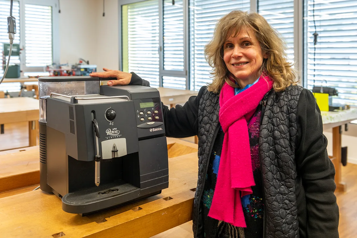Frau Müdespacher aus Turbenthal hat Glück. Ihre Kaffeemaschine hatte nur einen verklemmten Führungsschlitz beim Wassertank. Jeden ersten Samstag im Monat wird die Oberstufen-Schul-Werkstatt in Turbenthal zum Repair-Café.