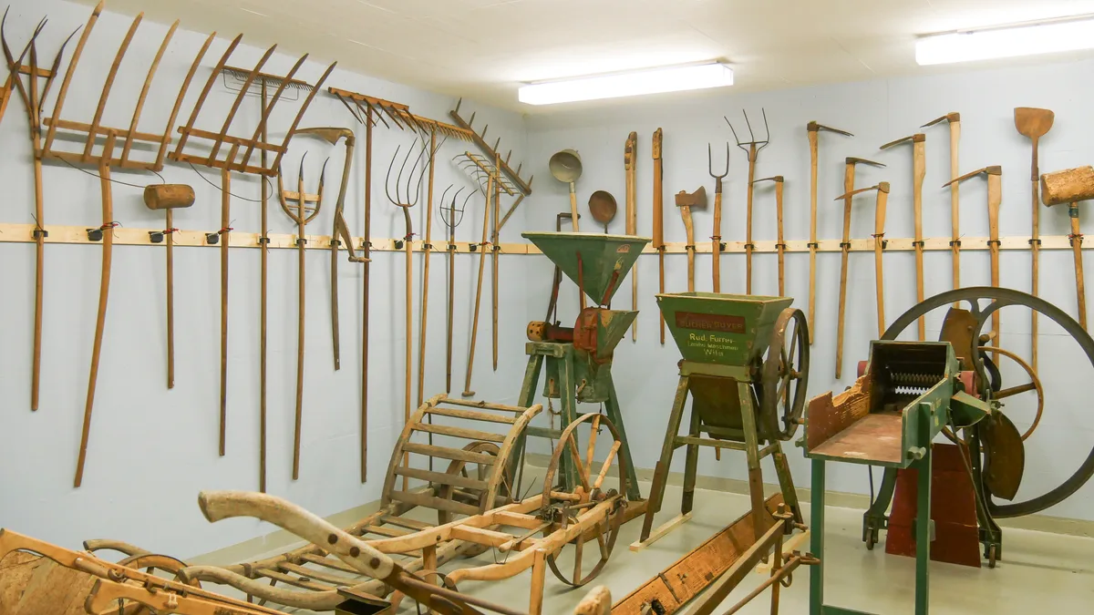 Der Landwirtschaft ist ein eigener Raum gewidmet. alte Landwirtschaftliche Gegenstände