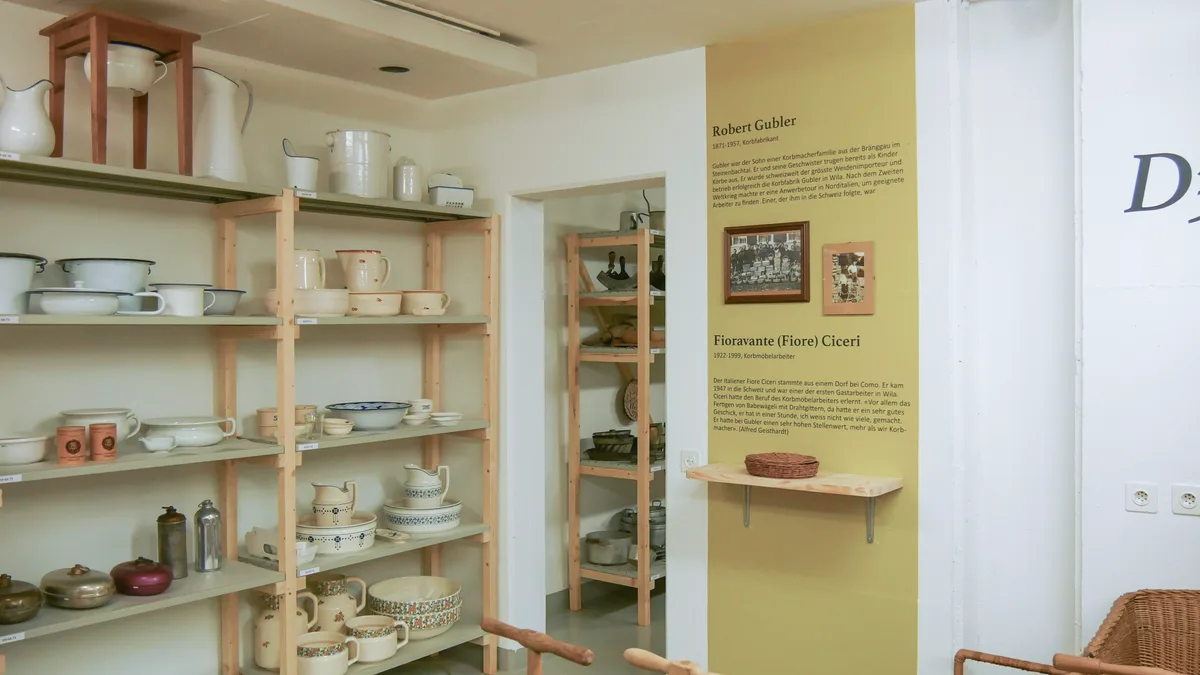 Alltägliches wie Geschirr hat ebenfalls Platz im Schaudepot. Altes Geschirr auf Gestell