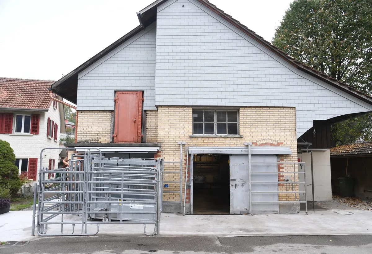 Das Schlachthüsli der Familie Jucker befindet sich mitten im Kollbrunner Dorfkern. Man sieht das Schlachthaus in Kollbrunn.