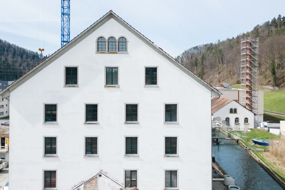 Umbau der Spinnerei Kollbrunn in Wohnraum durch den Architekten Roger Biscioni, mit Brille, und Head of Design Manuel Vogler.