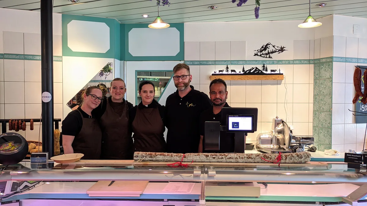 Das Team der Metzgerei Muu: Jasmin Waltert, Maja Vaselic, Isabell Otto, Thomas Schmidt und Koch Pagolatan Kokularajah. Auf dem Foto fehlt Man sieht Personen hinter einer Fleischtheke.
