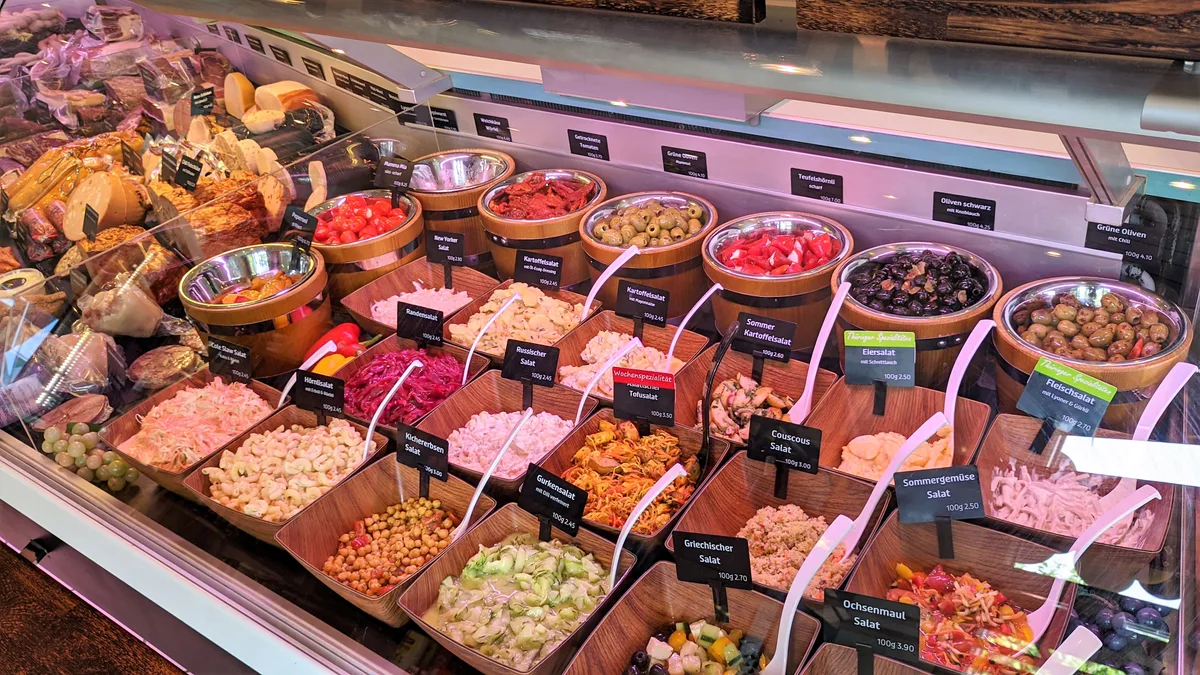 … aber beim Salatbuffet gibt es auch eine Auswahl an fleischlosen Optionen. Salat in Kühltheke