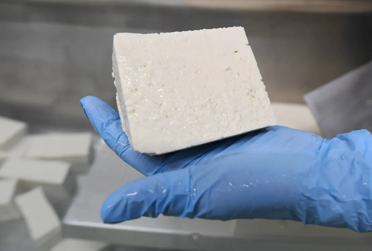 Der frische Tofu ist dichter und saftiger als die Produkte beim herkömmlichen Detailhändler. Man sieht einen Block Tofu.