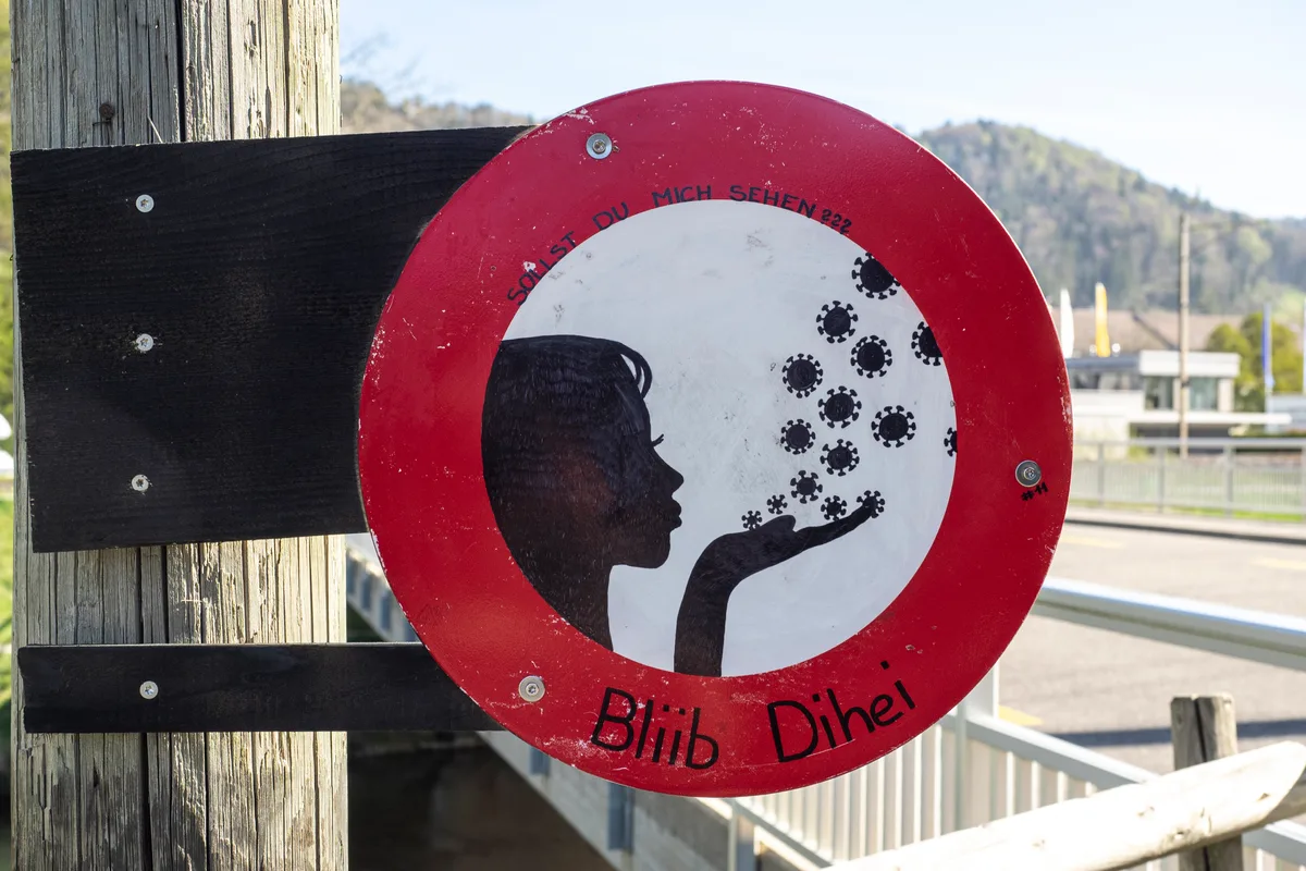 In Turbenthal weist ein Schild darauf hin, zu Hause zu bleiben.