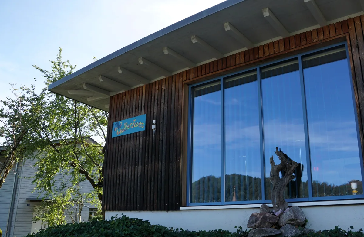 Haus von aussen mit Logo