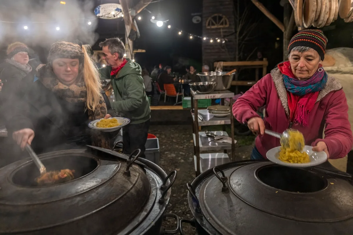 Nan sieht zwei Frauen, die Essen schöpfen.