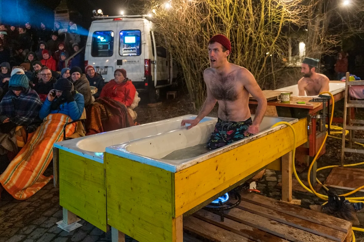 Man sieht einen Mann in der Badewanne beim Winterkino.