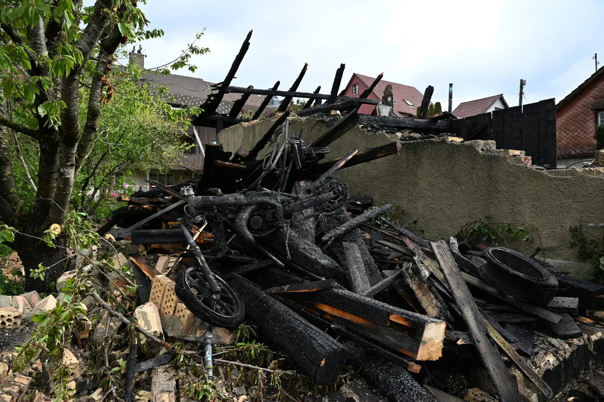 Aufgrund der Brandserie in Elgg entstand ein Sachschaden von über 2,5 Millionen Franken. Man sieht die Rückstände einer abgebrannten Scheune.