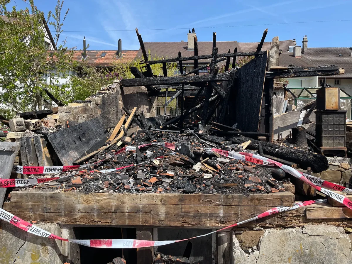 Man sieht eine Brandruine.