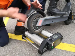 30774177-2 Um die Geschwindigkeit eines E-Trottis zu messen, hat die Kantonspolizei ein spezielles Gerät dabei.