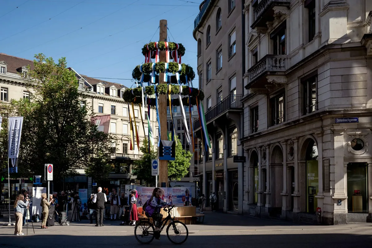 Man sieht einen Maibaum mitten in der Innenstadt.