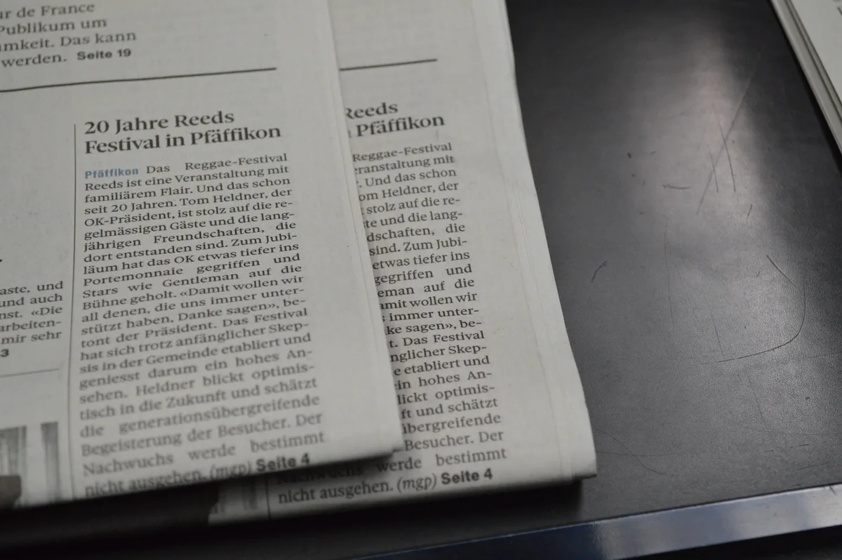 Zwei Zeitungsbündel im Vergleich.