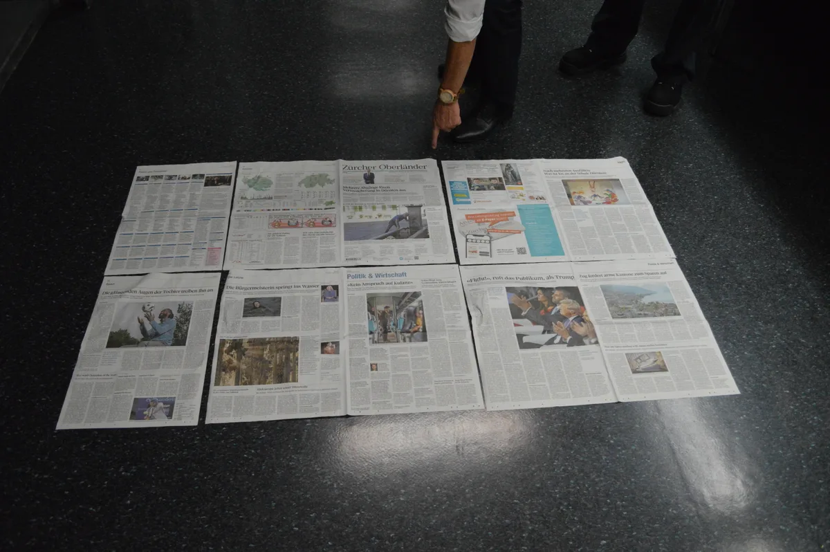 Fünf Zeitungsseiten nebeneinander.