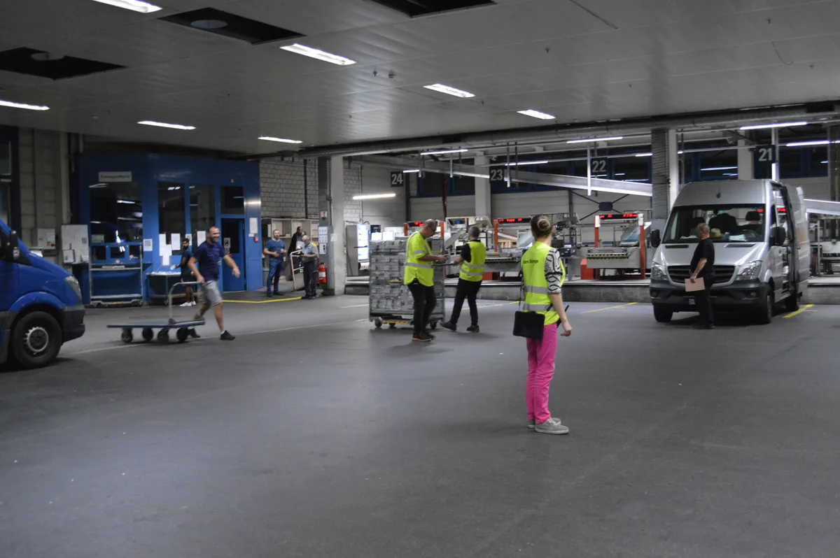 Menschen arbeiten auf einem Parkplatz.