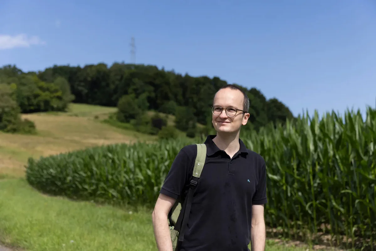 «Die Abstandsregelungen sind rechtswidrig und nicht zweckmässig»: Regierungsrat Martin Neukom. (Archiv) Man sieht einen jungen Mann auf Wanderschaft.