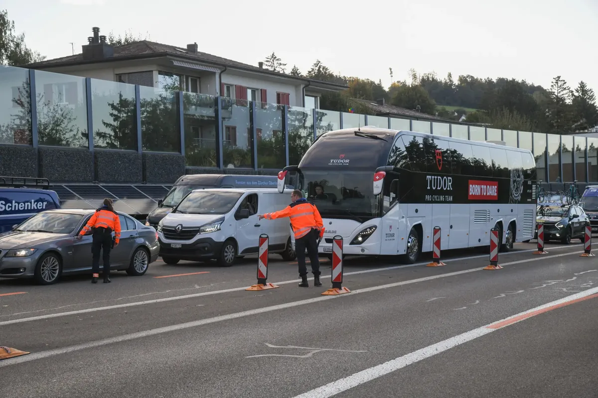 Polizisten kontrollieren Fahrzeuge.