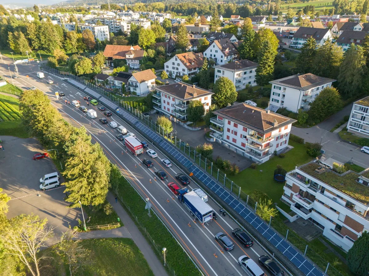 Stau auf einer Autobahn von oben.