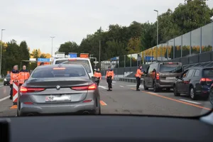 30207624-2 Wer auf der linken Spur steht, wird durchgewinkt. Rechts reihen sich jene ein, die keine Zufahrtsbewilligung für Zürich dabeihaben.