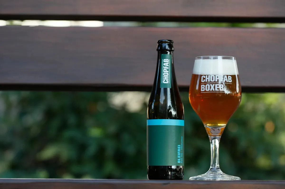 Eine Flasche und ein Glas.