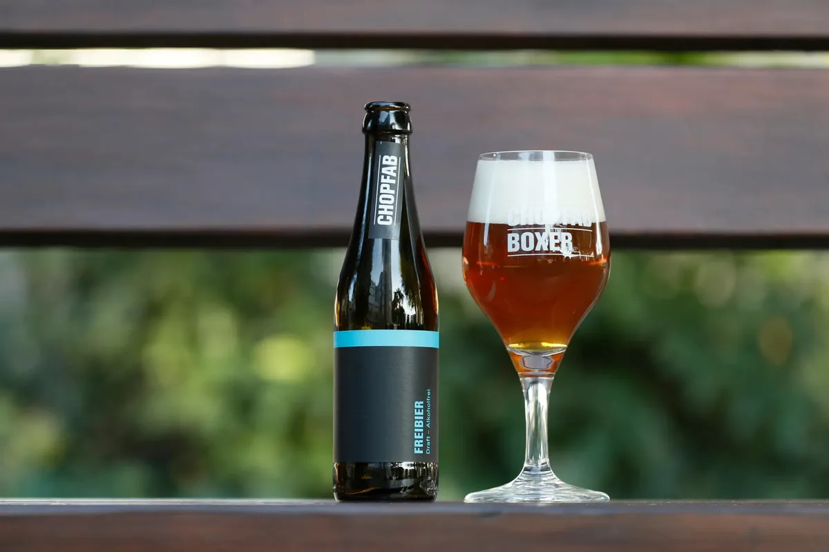 Eine Flasche und ein Glas.