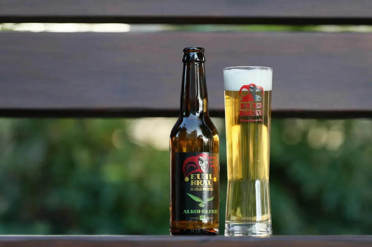 Eine Flasche und ein Bier.