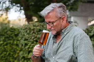 31706786-10 Stufe 2 einer Bierdegustation: Nach dem optischen Eindruck prüft der Bülacher Sommelier Danilo Plüss die Duftnoten, die sich im Bierglas entfalten.
