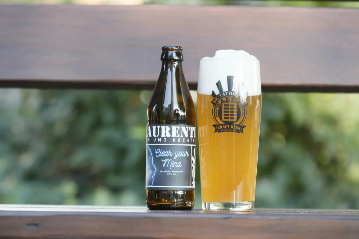Eine Flasche und ein Glas.