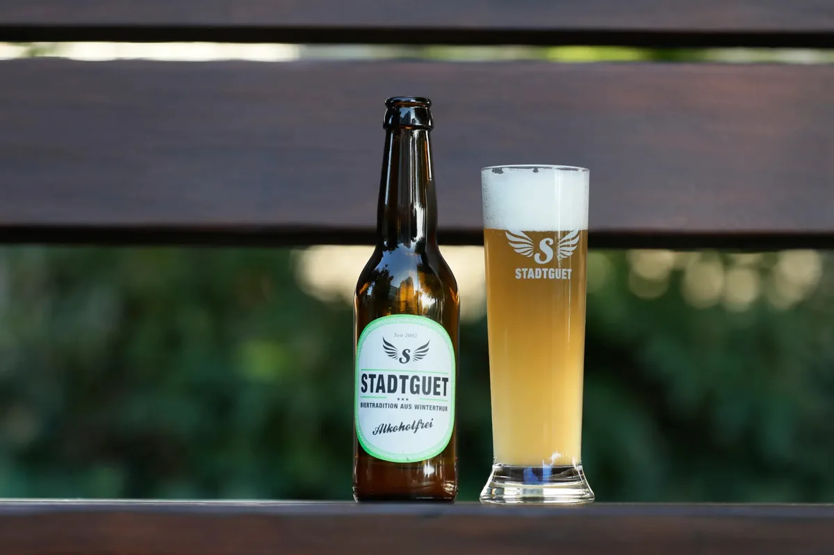 Eine Flasche und ein Glas.
