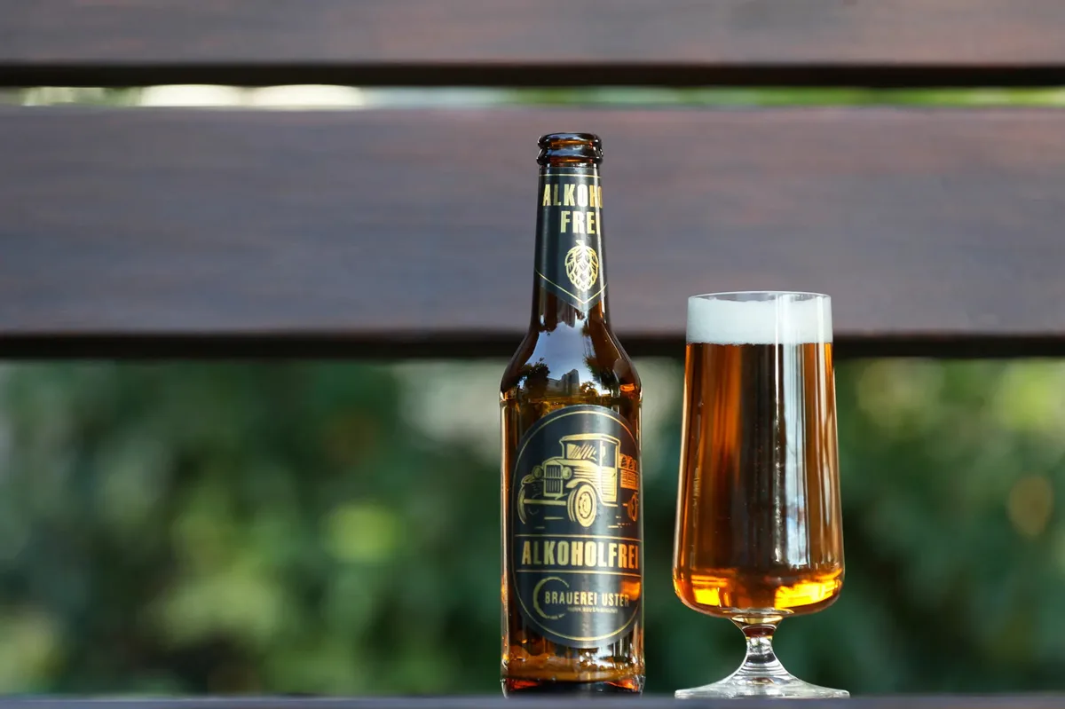 Eine Flasche und ein Glas.