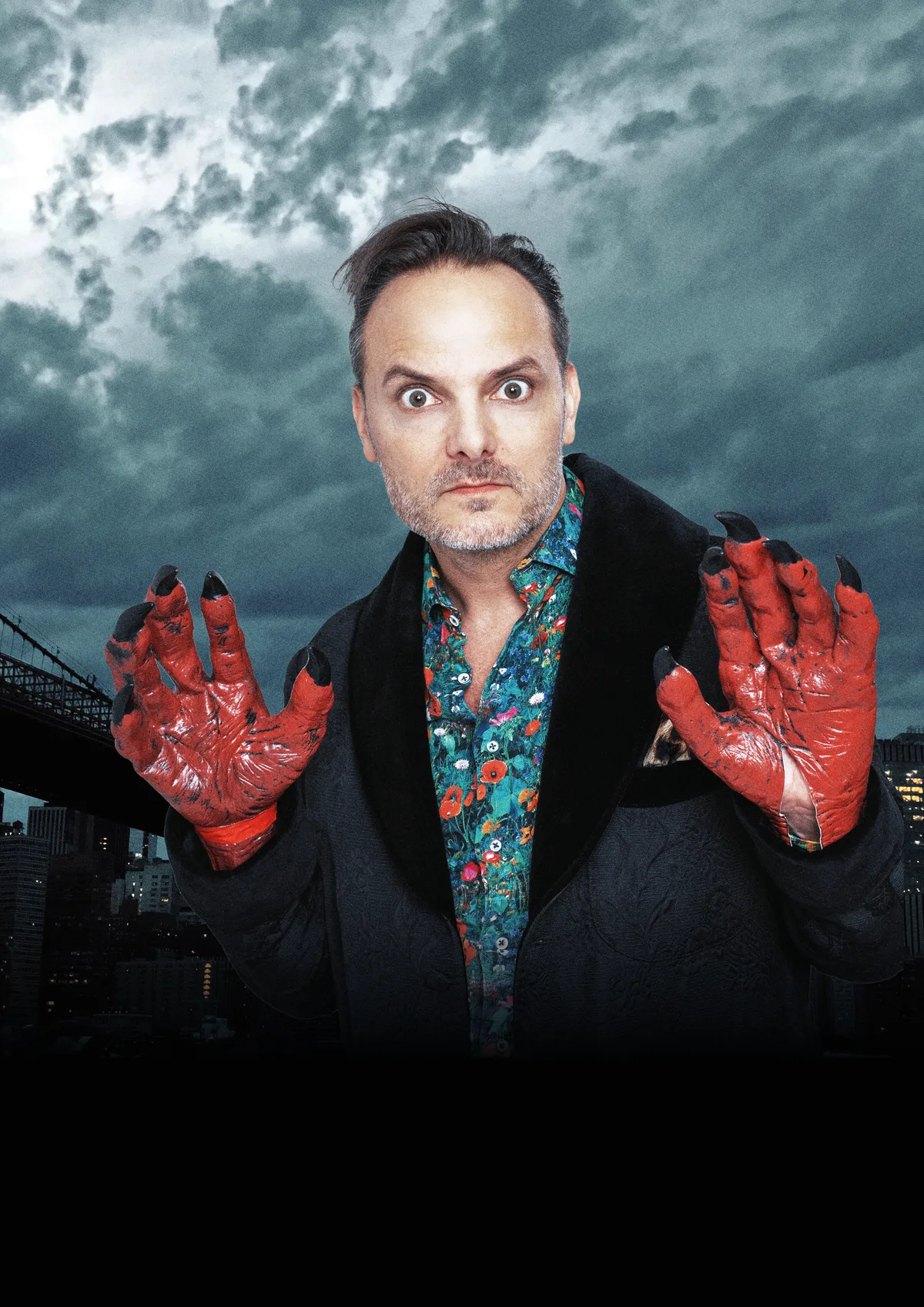 Man sieht Dominic Deville, der rote Teufelshände trägt.