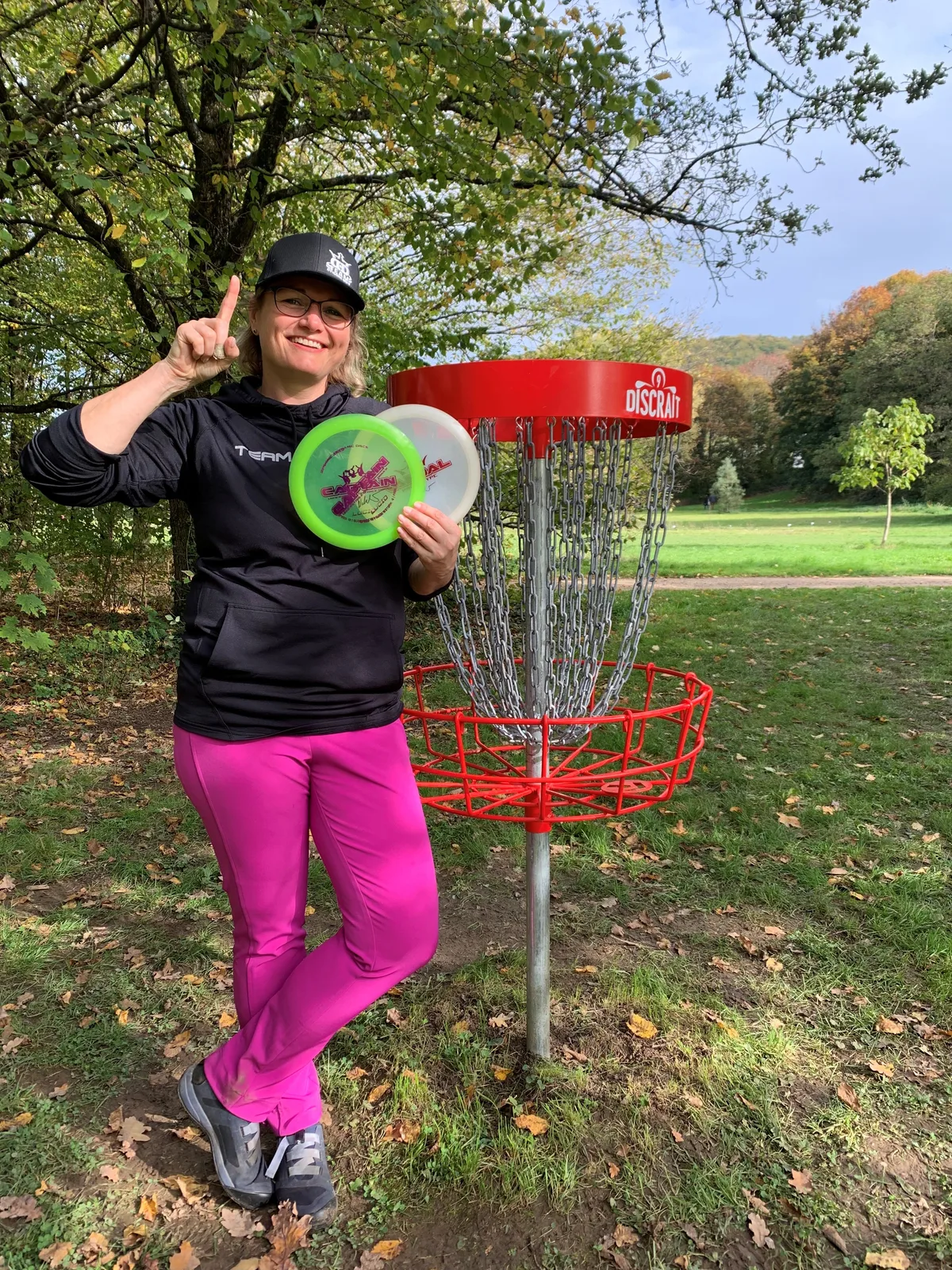 Natalie Holloköi ist Schweizer Meisterin und Disc-Golf-Profi aus Fällanden. Natalie Holloköi am trainieren.