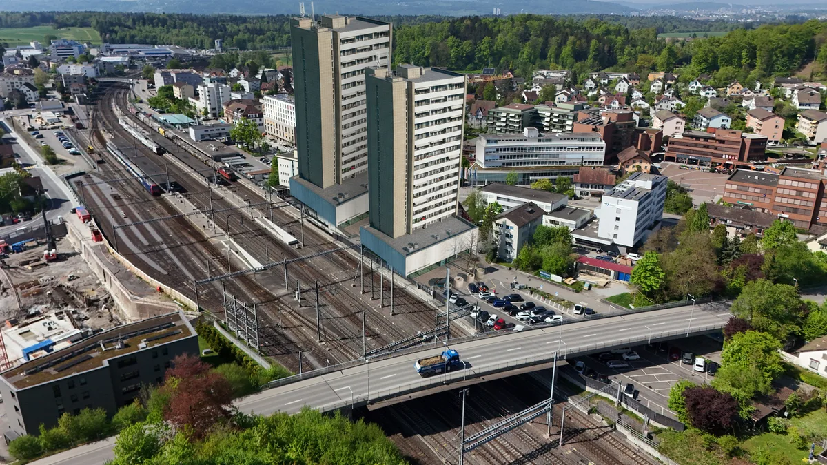 noneEine Fotomontage, bei der die Lochergutbauten beim Bahnhof Effretikon stehen.