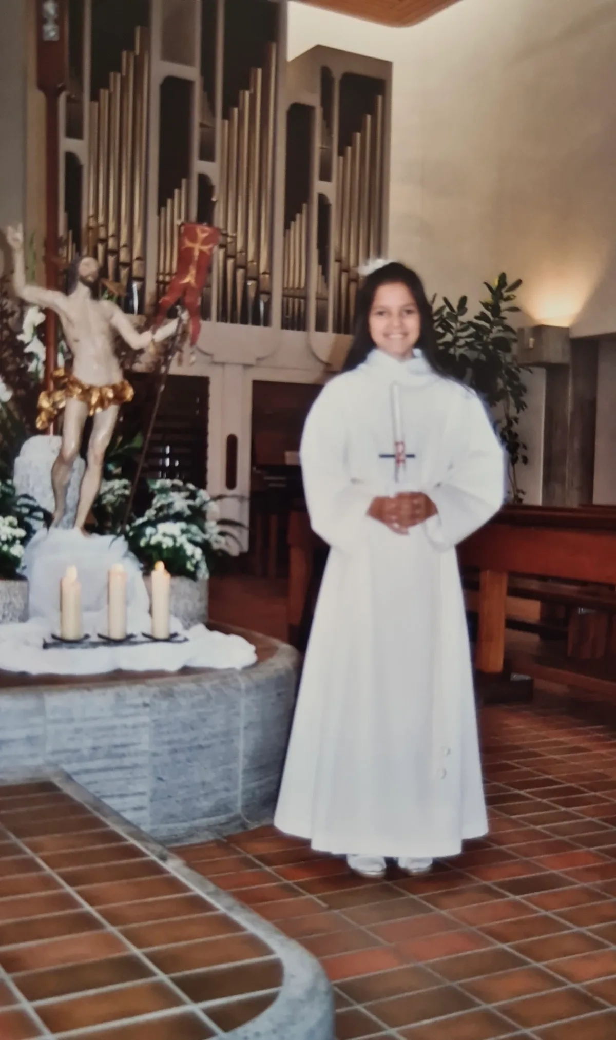 Meine Erstkommunion war für mich ein freudiges Ereignis. Ein Kind in Erstkommunion-Montur.