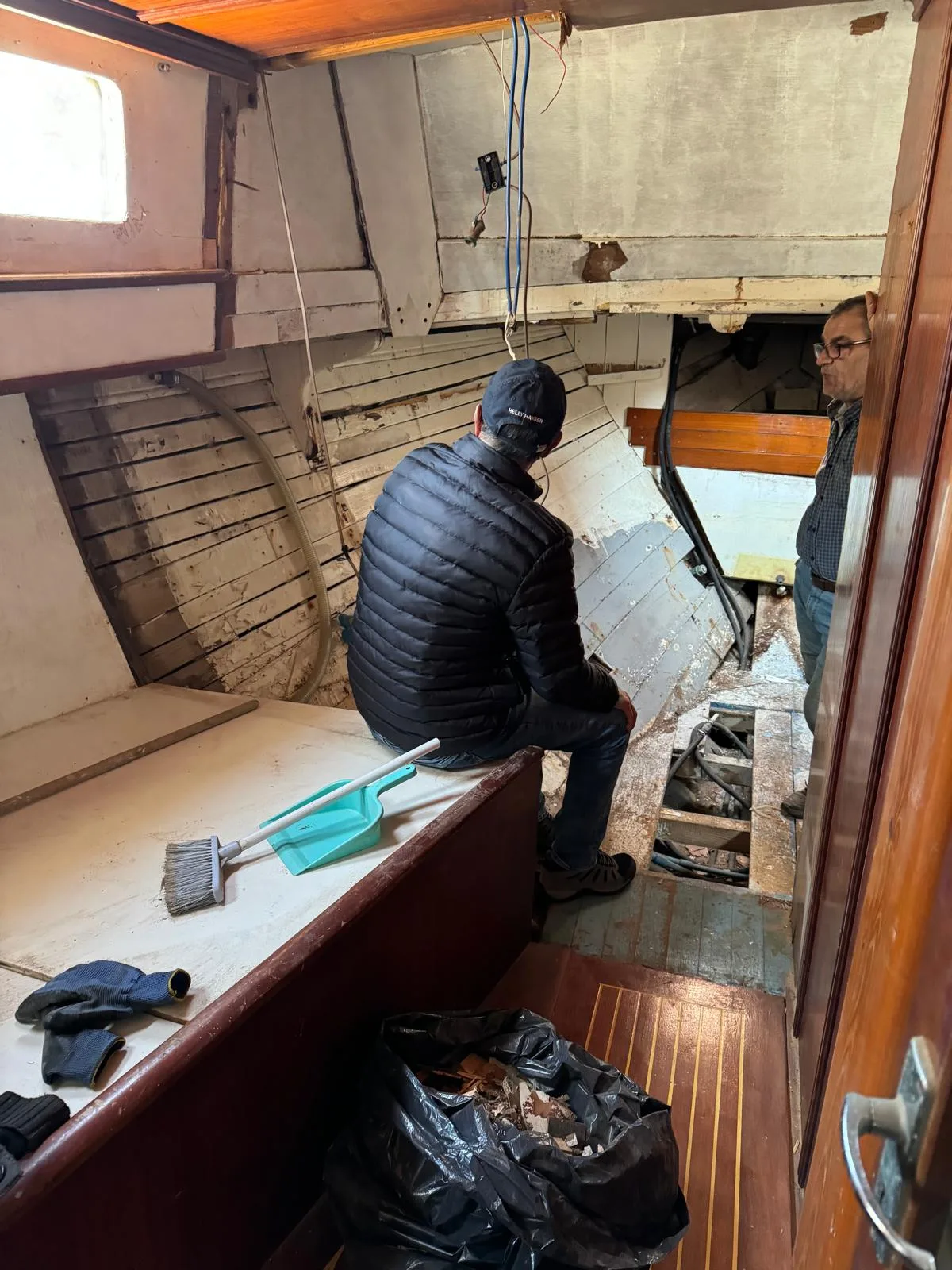 Man sieht, wie die Cirion restauriert wird.