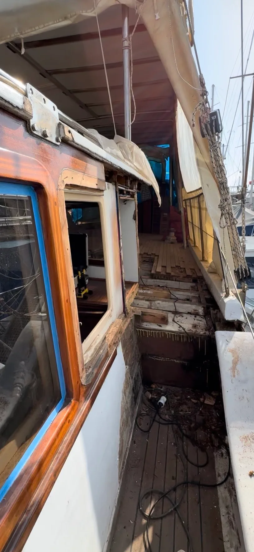 Man sieht, wie die Cirion restauriert wird.