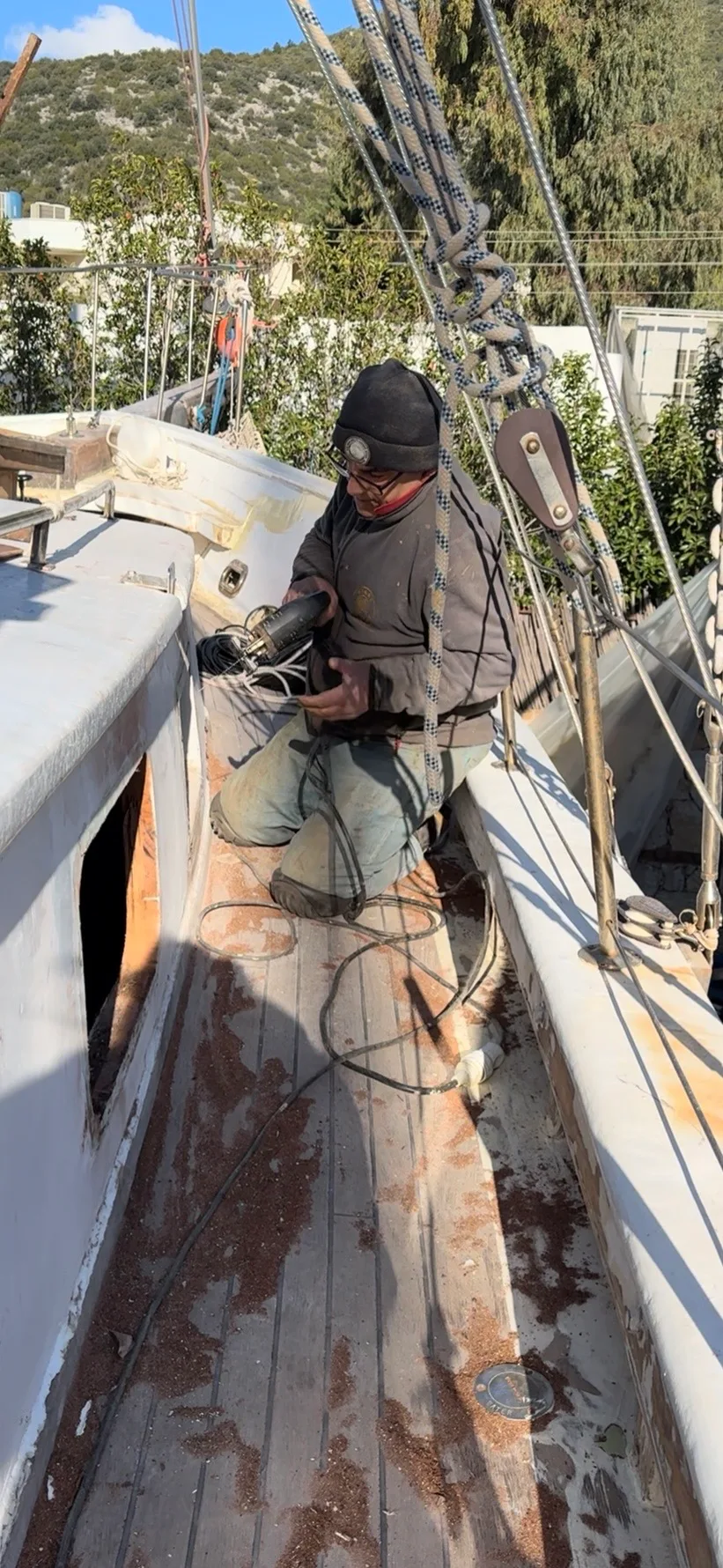 Man sieht, wie die Cirion restauriert wird.