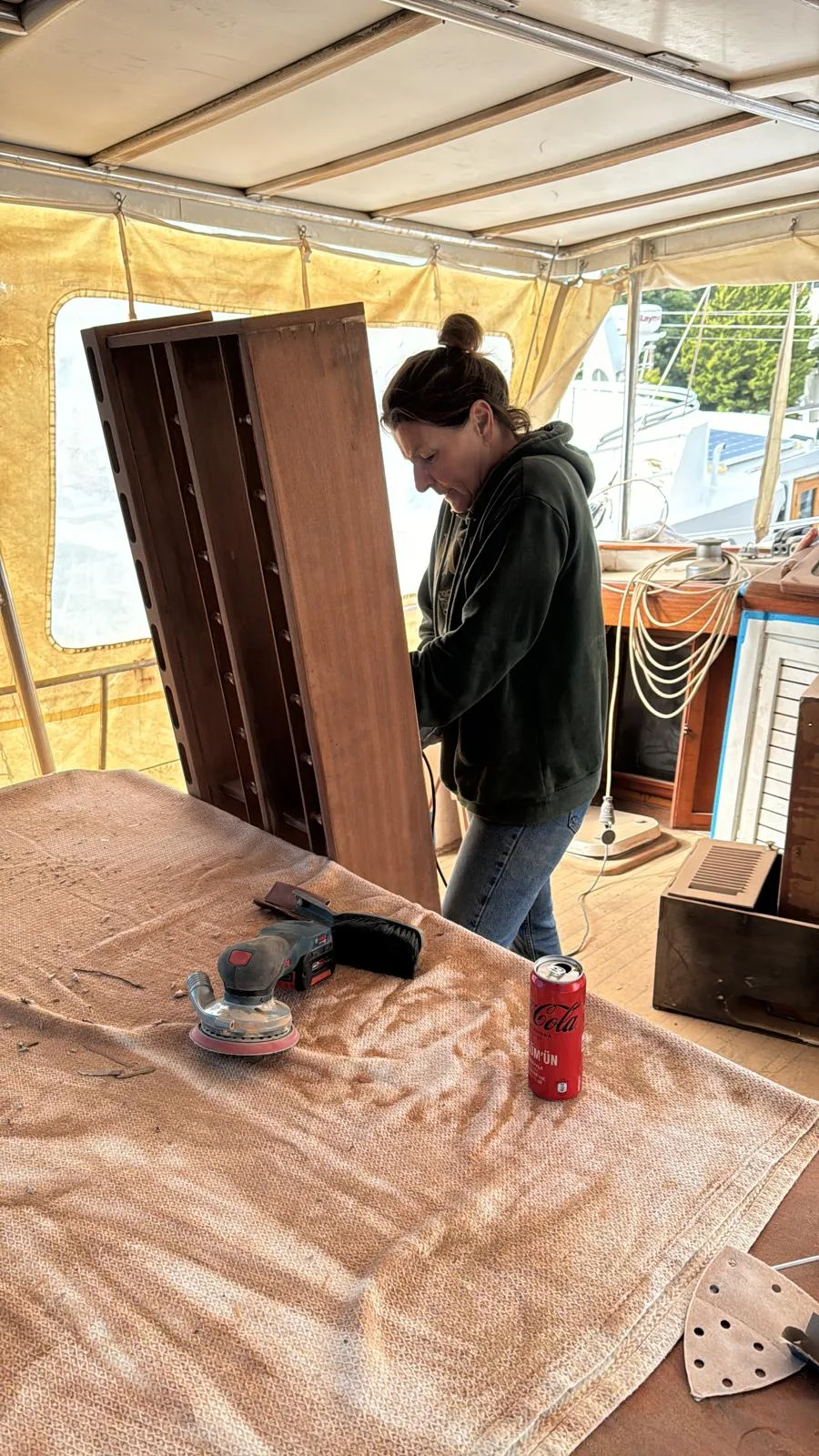 Man sieht, wie die Cirion restauriert wird.