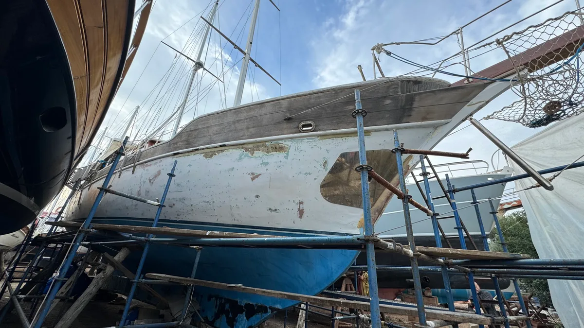 Man sieht, wie die Cirion restauriert wird.