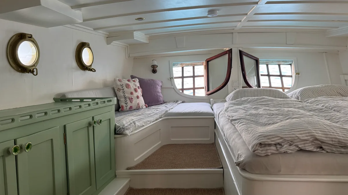 Man sieht, wie die Cirion restauriert wird.