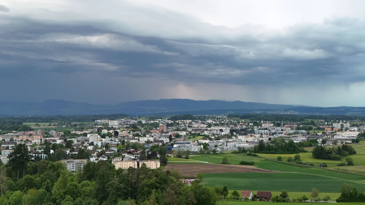 Aufziehende Regenwolken: in der Auffahrtswoche ein häufiges Bild. Blick auf Wetzikon, dahinter dunkle Wolken.