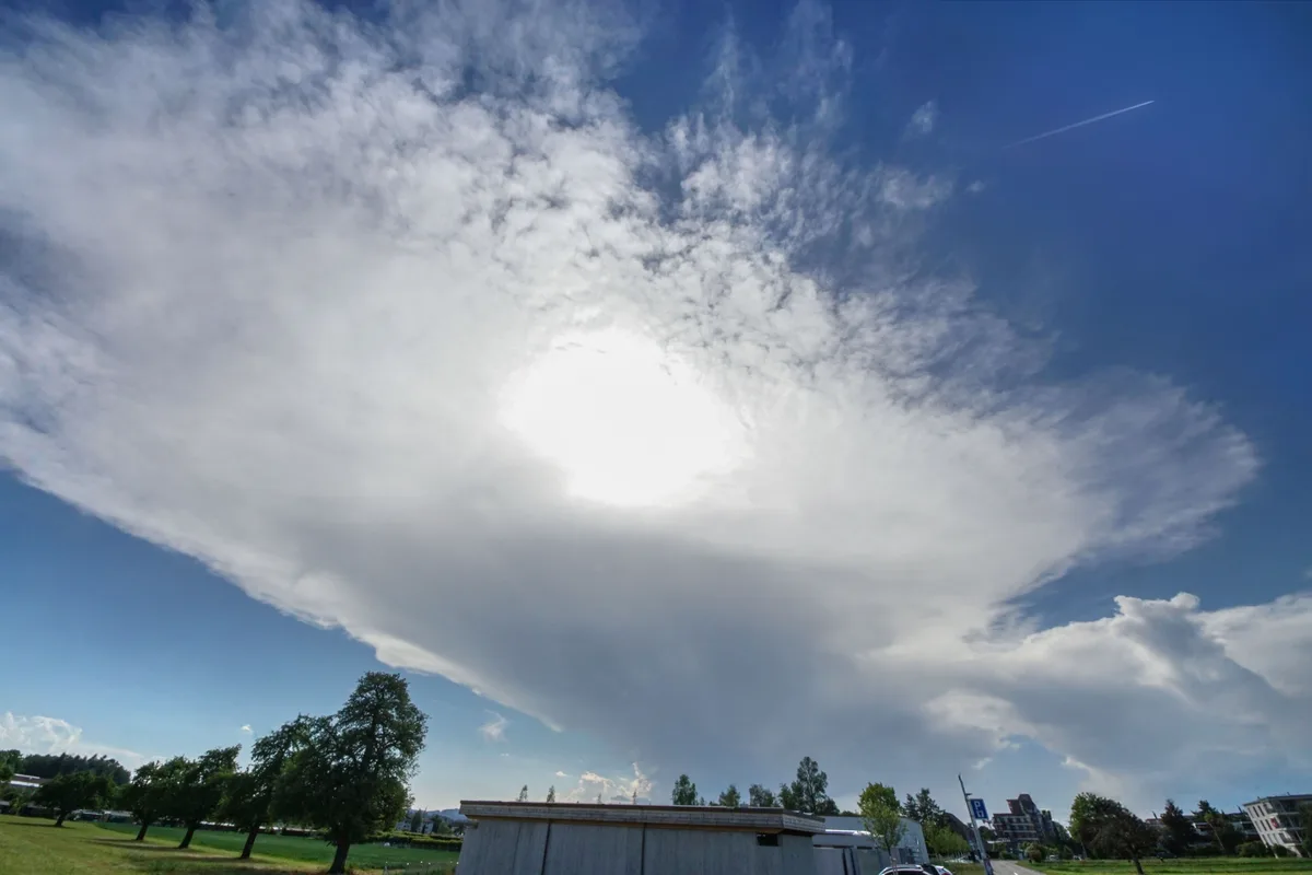 Gewitterfriedhof Oberland: Am 28. Mai versuchten zwar einige Gewitterwolken in die Höhe zu wachsen, in den zu trockenen Luftmassen verhungerten sie aber regelrecht. Die Aufnahme entstand in Wetzikon. Friedhof Wetzikon, darüber eine weisse Wolke.